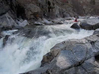 Denis en approche sur le Seuil Glissière au milieu des Gorges (classe 4+).
